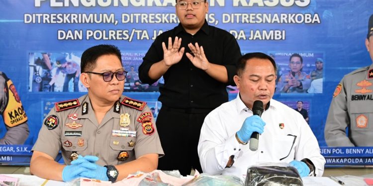Kabid Humas Polda Jambi Kombes Pol Erlan Munaji bersama Dirresnarkoba Polda Jambi Kombes Pol Dewa Made Palguna. (Dok: Alpin)