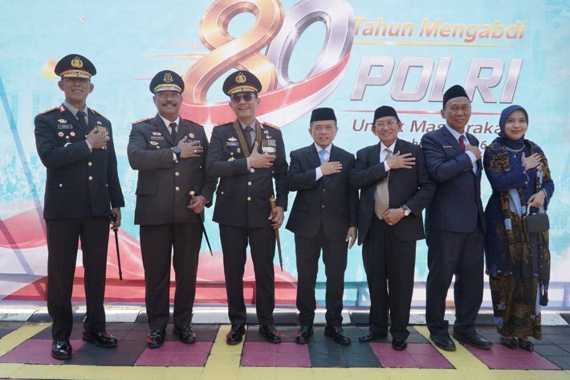 Gubernur Jambi Al Haris bersama Kapolda Jambi Irjen Pol. Krisno Halomoan Siregar dan jajaran Forkopimda menghadiri Upacara Hari Bhayangkara ke-80 di Lapangan Garuda Kantor Gubernur Jambi. (Dok: Rudi)