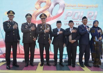 Gubernur Jambi Al Haris bersama Kapolda Jambi Irjen Pol. Krisno Halomoan Siregar dan jajaran Forkopimda menghadiri Upacara Hari Bhayangkara ke-80 di Lapangan Garuda Kantor Gubernur Jambi. (Dok: Rudi)