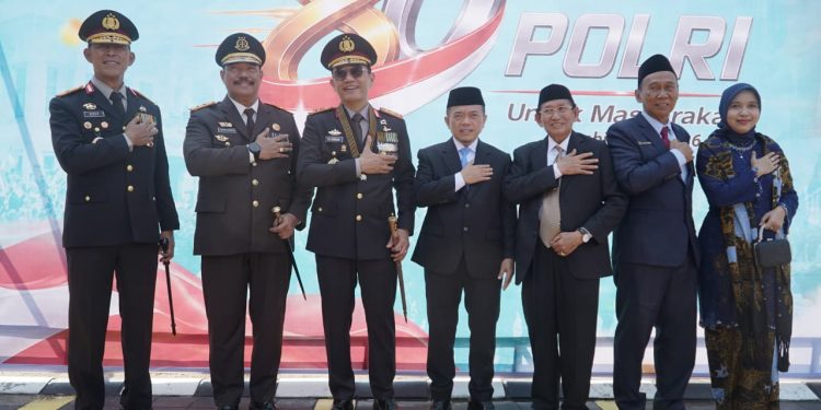 Gubernur Jambi Al Haris bersama Kapolda Jambi Irjen Pol. Krisno Halomoan Siregar dan jajaran Forkopimda menghadiri Upacara Hari Bhayangkara ke-80 di Lapangan Garuda Kantor Gubernur Jambi. (Dok: Rudi)