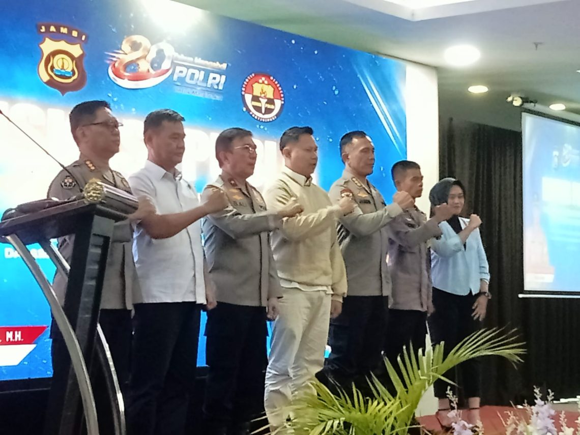 Wakapolda Jambi Brigjen Benny Ali S.I.K mewakili Kapolda Jambi, usai buka acara dialog publik, foto bersama Nara sumber  Selasa (7/7/2026) di Hotel Odua Weston, otw Jambi.