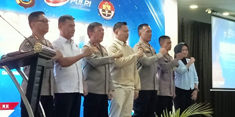 Wakapolda Jambi Brigjen Benny Ali S.I.K mewakili Kapolda Jambi, usai buka acara dialog publik, foto bersama Nara sumber  Selasa (7/7/2026) di Hotel Odua Weston, otw Jambi.