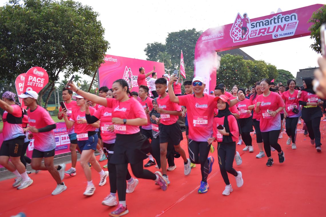 Pelepasan peserta Smartfren Fun Run di GOR Kota Baru Jambi, Minggu (12/7/2026).