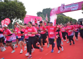 Pelepasan peserta Smartfren Fun Run di GOR Kota Baru Jambi, Minggu (12/7/2026).