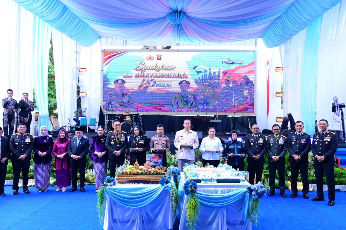 Kapolda Jambi Irjen Pol. Krisno H. Siregar didampingi Gubernur Jambi Al Haris menghadiri Syukuran Hari Bhayangkara ke-80 di Mapolda Jambi. (Dok: Humas Polda Jambi)