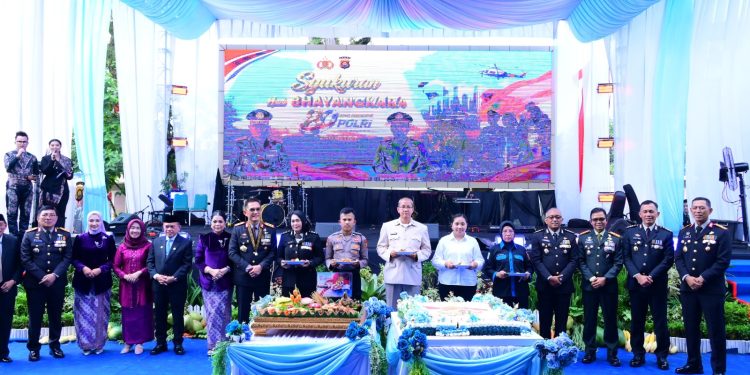 Kapolda Jambi Irjen Pol. Krisno H. Siregar didampingi Gubernur Jambi Al Haris menghadiri Syukuran Hari Bhayangkara ke-80 di Mapolda Jambi. (Dok: Humas Polda Jambi)