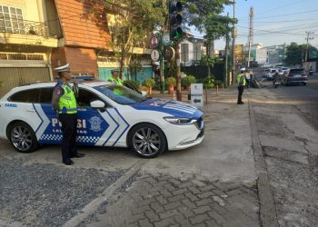 Personel Subdit Kamsel Ditlantas Polda Jambi memberikan edukasi keselamatan kepada pengguna jalan melalui program "Polantas Menyapa" di sejumlah simpang utama Kota Jambi.