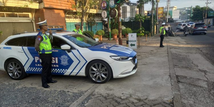 Personel Subdit Kamsel Ditlantas Polda Jambi memberikan edukasi keselamatan kepada pengguna jalan melalui program "Polantas Menyapa" di sejumlah simpang utama Kota Jambi.