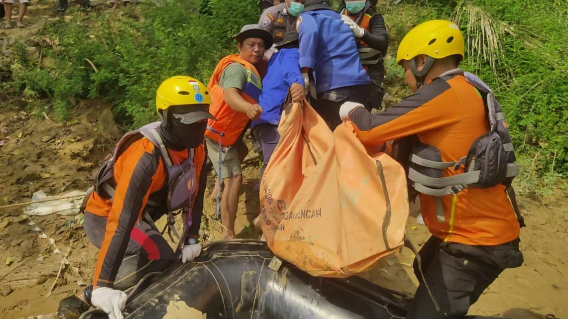 Tim SAR Gabungan mengevakuasi jenazah Muhammad Fajri Setiawan (8) yang ditemukan mengapung di Sungai Tembesi, Kecamatan Pauh, Kabupaten Sarolangun, Senin (6/7/2026).