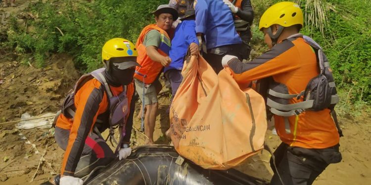 Tim SAR Gabungan mengevakuasi jenazah Muhammad Fajri Setiawan (8) yang ditemukan mengapung di Sungai Tembesi, Kecamatan Pauh, Kabupaten Sarolangun, Senin (6/7/2026).