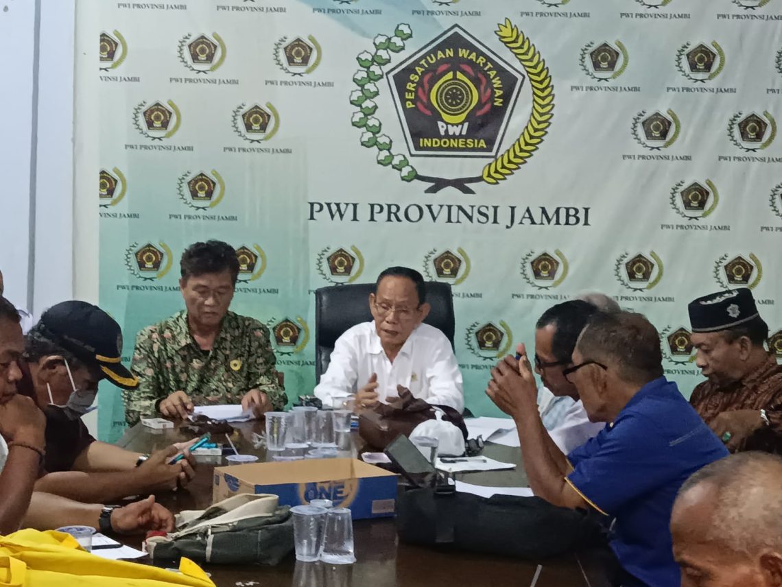 Ketua PWI Provinsi Jambi H. R. Ridwan Agus Depati memimpin rapat koordinasi perdana Pengurus PWI Provinsi Jambi sisa masa bakti 2022–2027 di Sekretariat PWI Jambi, Senin (6/7/2026).