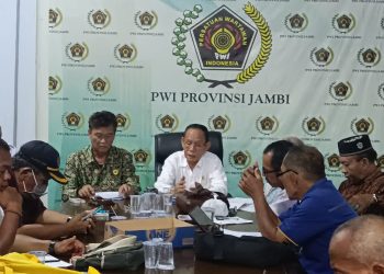 Ketua PWI Provinsi Jambi H. R. Ridwan Agus Depati memimpin rapat koordinasi perdana Pengurus PWI Provinsi Jambi sisa masa bakti 2022–2027 di Sekretariat PWI Jambi, Senin (6/7/2026).