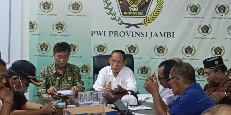 Ketua PWI Provinsi Jambi H. R. Ridwan Agus Depati memimpin rapat koordinasi perdana Pengurus PWI Provinsi Jambi sisa masa bakti 2022–2027 di Sekretariat PWI Jambi, Senin (6/7/2026).