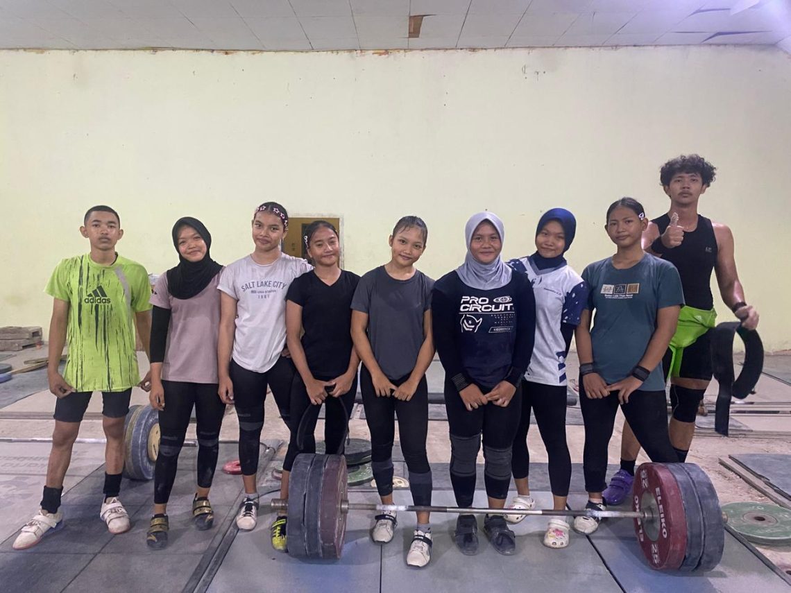 Sembilan lifter muda Jambi menjalani persiapan intensif sebelum bertolak ke Semarang untuk mengikuti Kejuaraan Nasional Angkat Besi Youth dan Junior 2026.