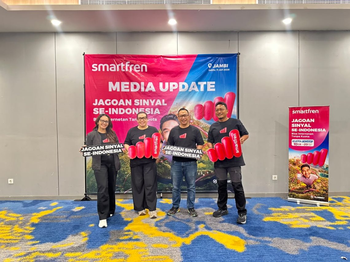 Group Head Marketing Segmen Smartfren XLSMART Astiyanto Tri Muktiwibowo bersama jajaran manajemen saat Media Update Smartfren Fun Run 2026 di Yello Hotel Jambi.