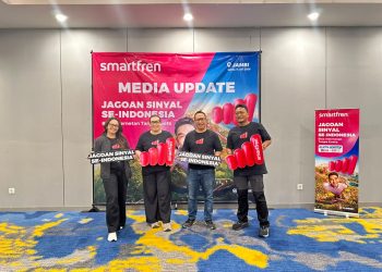 Group Head Marketing Segmen Smartfren XLSMART Astiyanto Tri Muktiwibowo bersama jajaran manajemen saat Media Update Smartfren Fun Run 2026 di Yello Hotel Jambi.