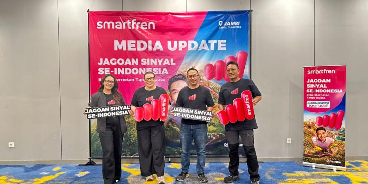 Group Head Marketing Segmen Smartfren XLSMART Astiyanto Tri Muktiwibowo bersama jajaran manajemen saat Media Update Smartfren Fun Run 2026 di Yello Hotel Jambi.