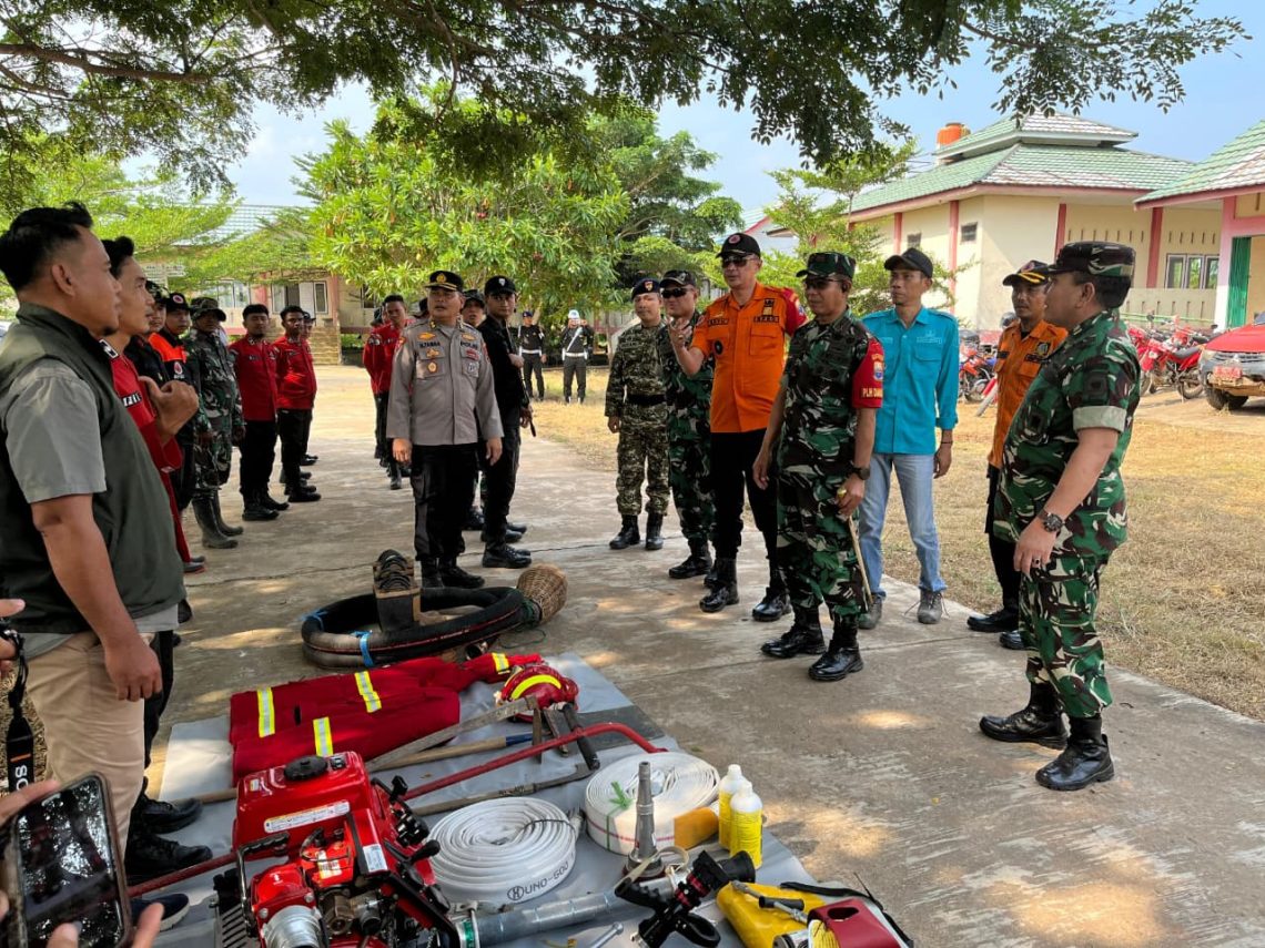 Komandan Korem 042/Garuda Putih Brigjen TNI Nyamin didampingi Kalak BPBD Provinsi Jambi Bachyuni Deliansyah meninjau kesiapsiagaan personel dan peralatan di Pos Siaga Karhutla Kabupaten Muaro Jambi. (Dok: Rahmat)