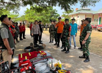 Komandan Korem 042/Garuda Putih Brigjen TNI Nyamin didampingi Kalak BPBD Provinsi Jambi Bachyuni Deliansyah meninjau kesiapsiagaan personel dan peralatan di Pos Siaga Karhutla Kabupaten Muaro Jambi. (Dok: Rahmat)