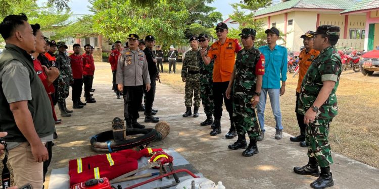 Komandan Korem 042/Garuda Putih Brigjen TNI Nyamin didampingi Kalak BPBD Provinsi Jambi Bachyuni Deliansyah meninjau kesiapsiagaan personel dan peralatan di Pos Siaga Karhutla Kabupaten Muaro Jambi. (Dok: Rahmat)