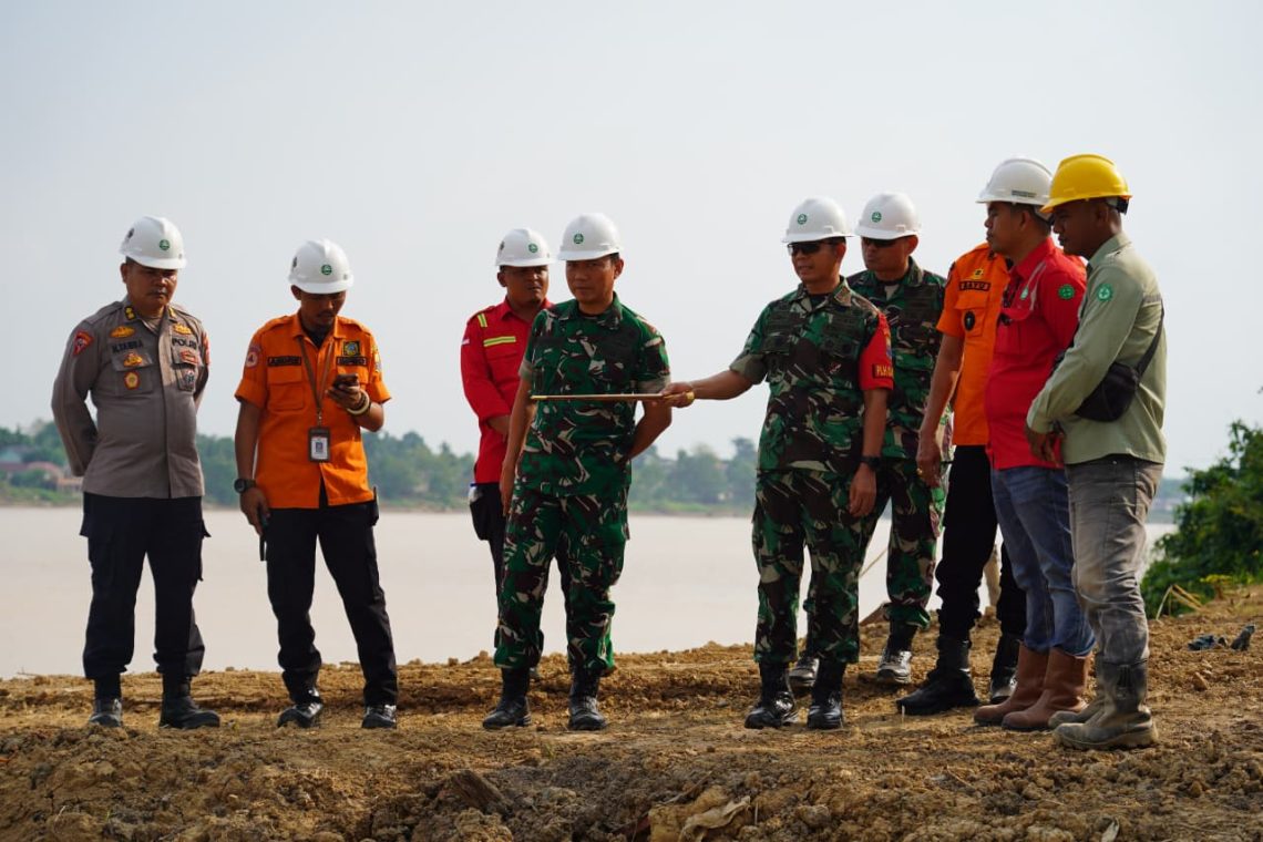Plh. Dansatgas Karhutla Provinsi Jambi Brigjen TNI Nyamin meninjau fasilitas water intake dan Situation Room Posko Karhutla PT Wira Karya Sakti (WKS) di Kabupaten Muaro Jambi. (Dok: Penrem 042 Gapu)