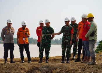Plh. Dansatgas Karhutla Provinsi Jambi Brigjen TNI Nyamin meninjau fasilitas water intake dan Situation Room Posko Karhutla PT Wira Karya Sakti (WKS) di Kabupaten Muaro Jambi. (Dok: Penrem 042 Gapu)