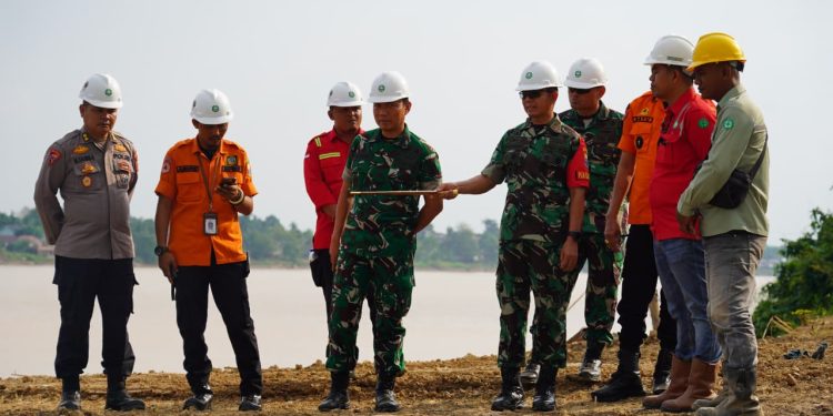 Plh. Dansatgas Karhutla Provinsi Jambi Brigjen TNI Nyamin meninjau fasilitas water intake dan Situation Room Posko Karhutla PT Wira Karya Sakti (WKS) di Kabupaten Muaro Jambi. (Dok: Penrem 042 Gapu)