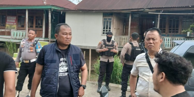 Personel Satresnarkoba Polresta Jambi bersama Tim Srigala Kota menggelar Operasi Antik di kawasan Pulau Pandan, Kelurahan Legok, Kota Jambi.