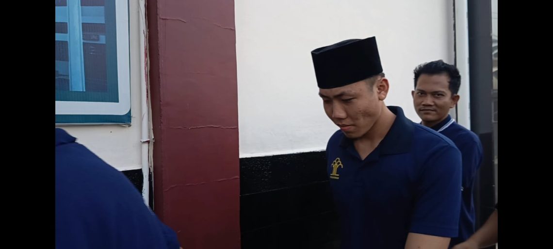 Alung saat menuju ruang sidang di Pengadilan Negeri Jambi. (Dok: Rudi)