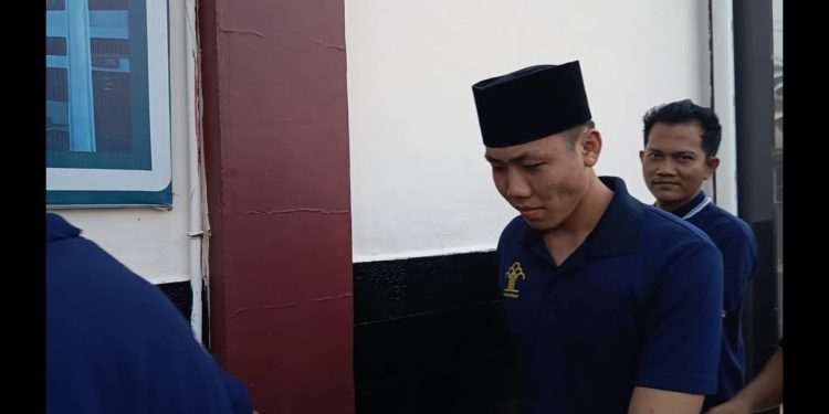 Alung saat menuju ruang sidang di Pengadilan Negeri Jambi. (Dok: Rudi)