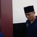 Alung saat menuju ruang sidang di Pengadilan Negeri Jambi. (Dok: Rudi)