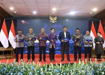 Ketua Dewan Komisioner OJK, Friderica Widyasari Dewi, bersama Menteri Perumahan dan Kawasan Permukiman, Maruarar Sirait, meresmikan optimalisasi Sistem Layanan Informasi Keuangan (SLIK) di Jakarta.
