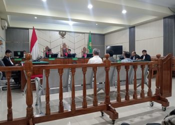 Tiga terdakwa kasus dugaan korupsi pengadaan bahan kimia penjernih air di Perumda Air Minum Tirta Mayang mengikuti sidang lanjutan di Pengadilan Negeri Jambi. (Dok: Rudi)