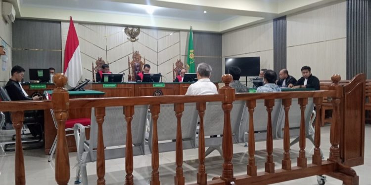 Tiga terdakwa kasus dugaan korupsi pengadaan bahan kimia penjernih air di Perumda Air Minum Tirta Mayang mengikuti sidang lanjutan di Pengadilan Negeri Jambi. (Dok: Rudi)