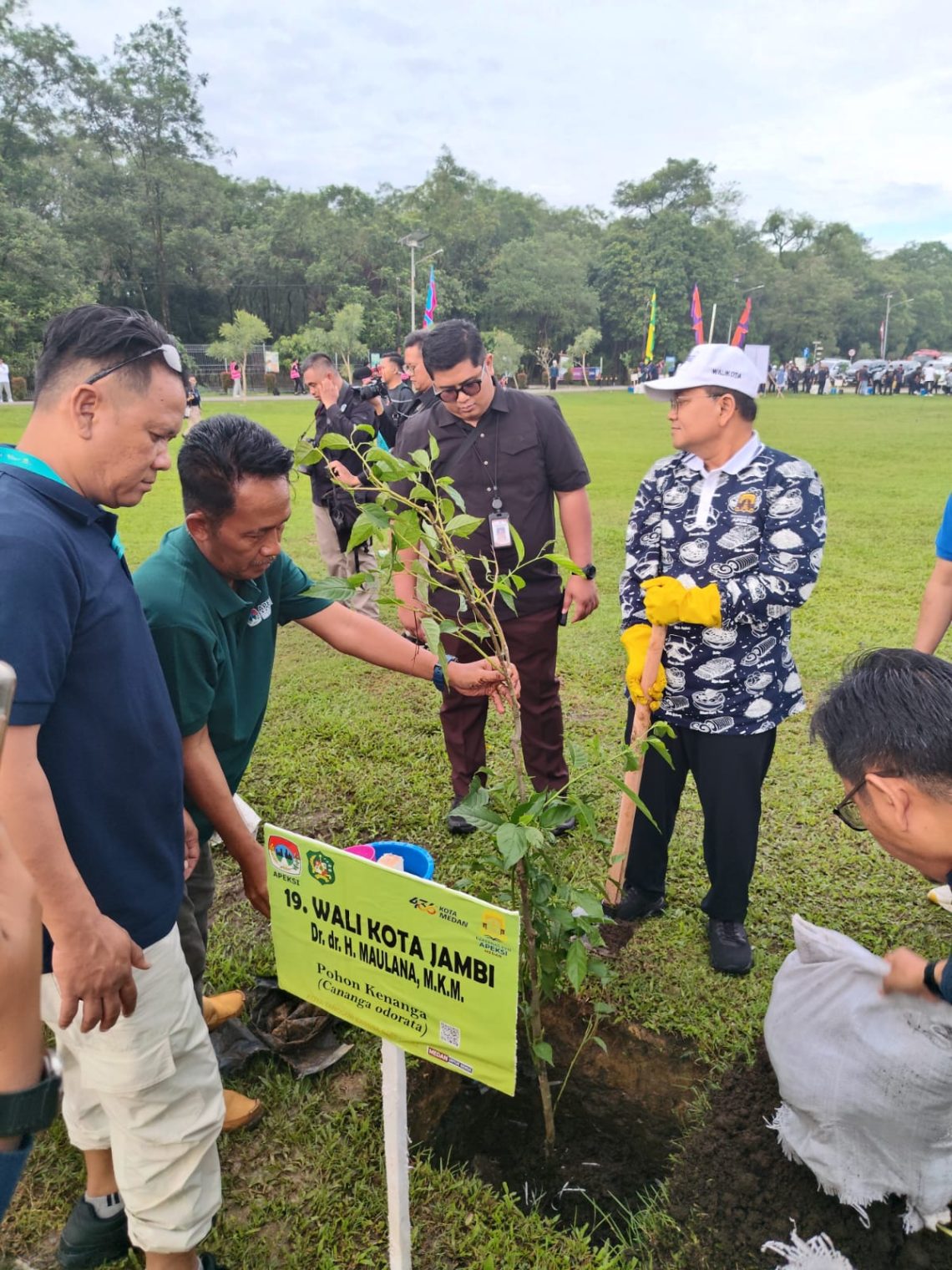 Wali Kota Jambi Maulana menanam Pohon Kenanga di Taman Cadika Hutan Kota Medan dalam rangkaian Rakernas XVIII APEKSI 2026.