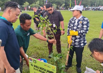 Wali Kota Jambi Maulana menanam Pohon Kenanga di Taman Cadika Hutan Kota Medan dalam rangkaian Rakernas XVIII APEKSI 2026.