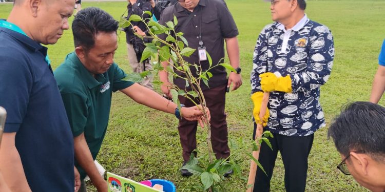 Wali Kota Jambi Maulana menanam Pohon Kenanga di Taman Cadika Hutan Kota Medan dalam rangkaian Rakernas XVIII APEKSI 2026.