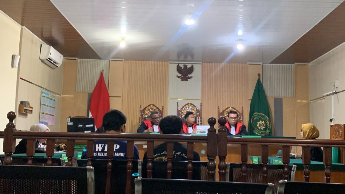 Dua terdakwa kasus peredaran 58 kilogram sabu, Agit Putra Ramadhan dan Juniardo, menjalani sidang putusan di Pengadilan Negeri Jambi.