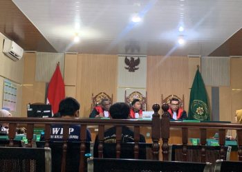 Dua terdakwa kasus peredaran 58 kilogram sabu, Agit Putra Ramadhan dan Juniardo, menjalani sidang putusan di Pengadilan Negeri Jambi.