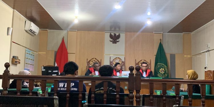 Dua terdakwa kasus peredaran 58 kilogram sabu, Agit Putra Ramadhan dan Juniardo, menjalani sidang putusan di Pengadilan Negeri Jambi.