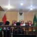 Dua terdakwa kasus peredaran 58 kilogram sabu, Agit Putra Ramadhan dan Juniardo, menjalani sidang putusan di Pengadilan Negeri Jambi.