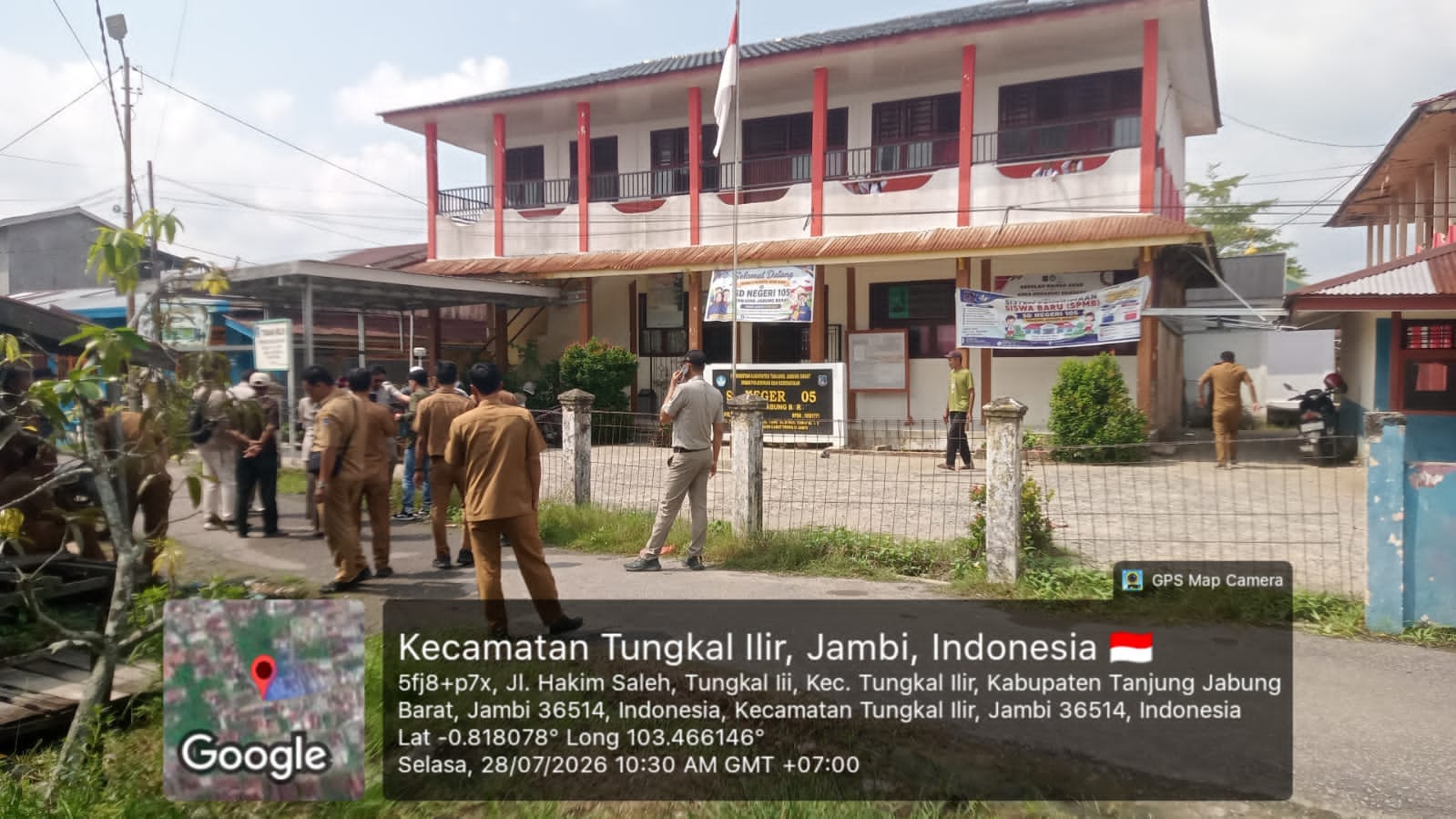 Keterangan foto:Proses ploting dan/atau pengukuran lahan yang dipersoalkan di sekitar SD Negeri 108/05, Kuala Tungkal, pada 28 Juli 2026. Pengukuran tersebut dilakukan untuk memastikan posisi dan batas lahan yang menjadi pokok persoalan.