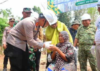apolres Subang AKBP Andi Purwanto bersama jajaran melaksanakan kegiatan bedah Rumah Tidak Layak Huni milik Ibu Datem di Desa Padaasih, Kecamatan Cibogo, Kabupaten Subang.