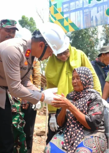 apolres Subang AKBP Andi Purwanto bersama jajaran melaksanakan kegiatan bedah Rumah Tidak Layak Huni milik Ibu Datem di Desa Padaasih, Kecamatan Cibogo, Kabupaten Subang.