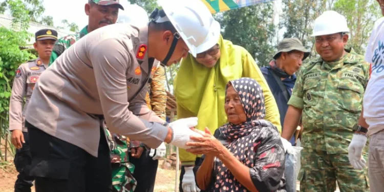 apolres Subang AKBP Andi Purwanto bersama jajaran melaksanakan kegiatan bedah Rumah Tidak Layak Huni milik Ibu Datem di Desa Padaasih, Kecamatan Cibogo, Kabupaten Subang.