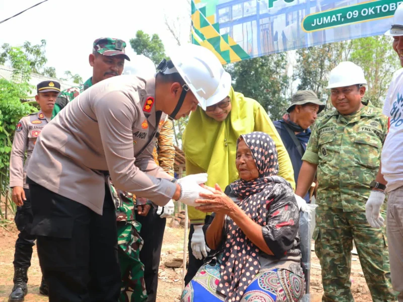 apolres Subang AKBP Andi Purwanto bersama jajaran melaksanakan kegiatan bedah Rumah Tidak Layak Huni milik Ibu Datem di Desa Padaasih, Kecamatan Cibogo, Kabupaten Subang.