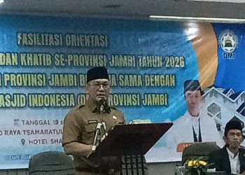 Asisten 1 Setda Provinsi Jambi DR, Drs, H Jhon Eka Powa, Nara sumber Orientasi Imam Masjid dan Khatib se-Indonesia Provinsi Jambi, Selasa (20/10/2016) di Hotel Shang Ratu Jambi.