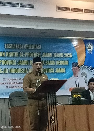 Asisten 1 Setda Provinsi Jambi DR, Drs, H Jhon Eka Powa, Nara sumber Orientasi Imam Masjid dan Khatib se-Indonesia Provinsi Jambi, Selasa (20/10/2016) di Hotel Shang Ratu Jambi.