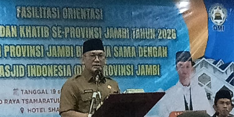 Asisten 1 Setda Provinsi Jambi DR, Drs, H Jhon Eka Powa, Nara sumber Orientasi Imam Masjid dan Khatib se-Indonesia Provinsi Jambi, Selasa (20/10/2016) di Hotel Shang Ratu Jambi.