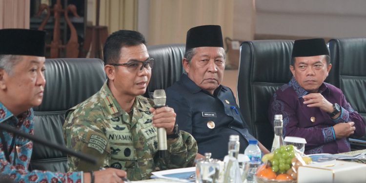 Danrem 042/Gapu Brigjen TNI Nyamin menghadiri rapat persiapan Healthy Cities Summit ke-7 Tahun 2026 yang dipimpin Gubernur Jambi Al Haris di Rumah Dinas Wali Kota Jambi, Sabtu (10/10/2026).